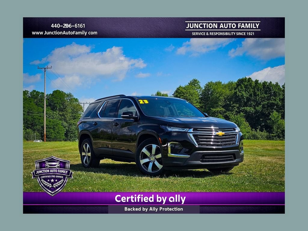2023 Chevrolet Traverse LT Leather in Mosaic Black Metallic — front three-quarter view