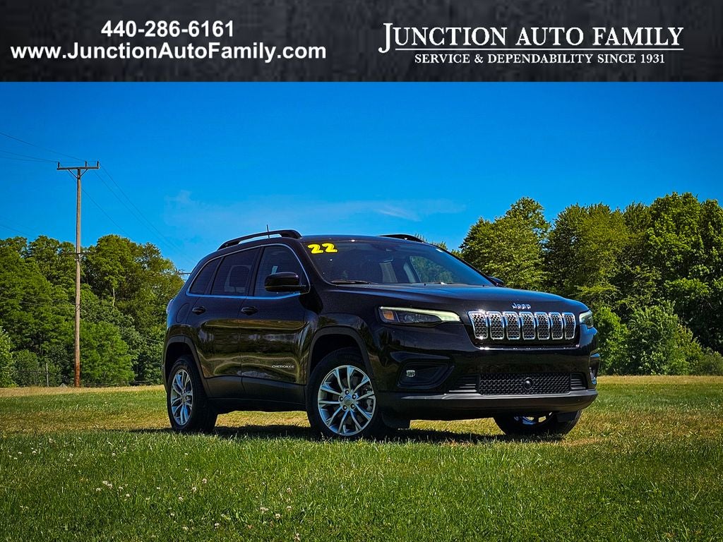 2022 Jeep Cherokee Latitude Lux 4x4 in Diamond Black Crystal Pearlcoat — front three-quarter view