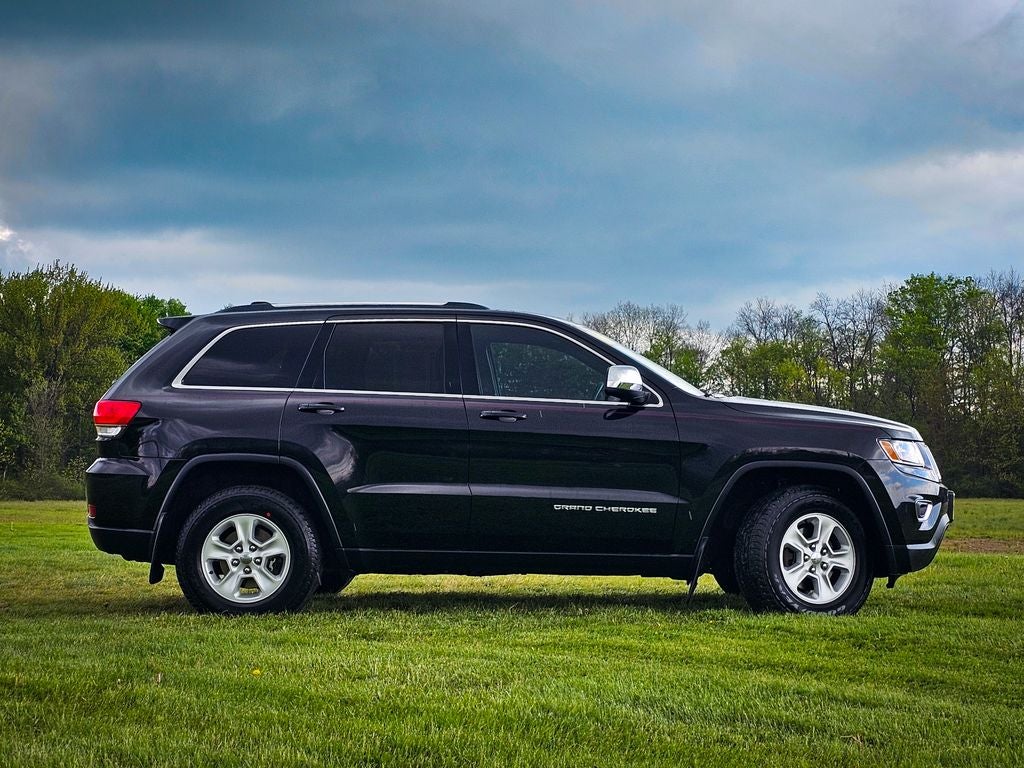 2016 Jeep Grand Cherokee — side profile view