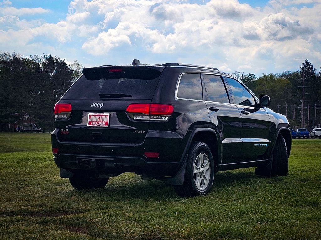 2016 Jeep Grand Cherokee — rear three-quarter view