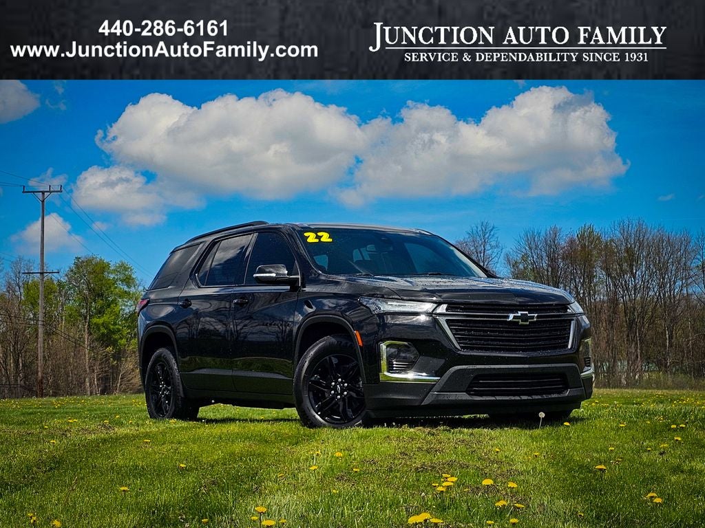 2022 Chevrolet Traverse AWD LT Cloth in Mosaic Black Metallic — front three-quarter view